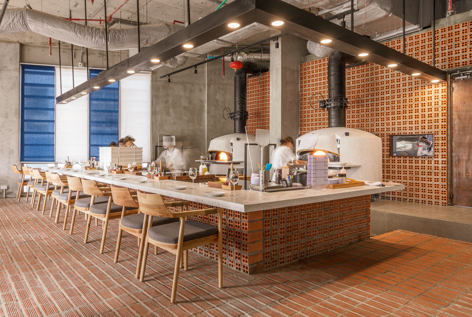 At Pizza 4P’s, special counter seats let you dine